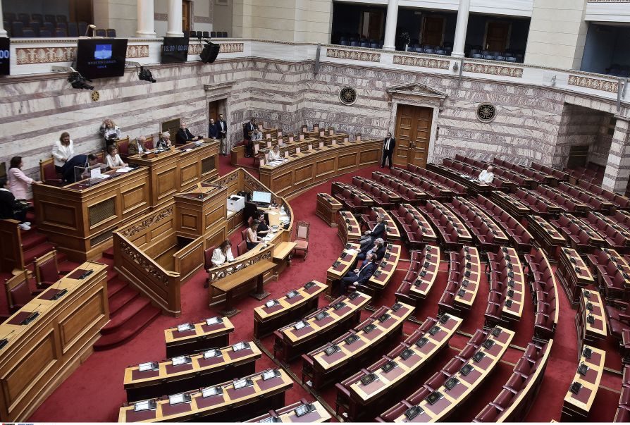 Κυβερνητικές πηγές: Συνταγματικά επαρκής η απαρτία με 75 βουλευτές – Περιορισμένη η χρήση επιστολικής ψήφου από τη ΝΔ