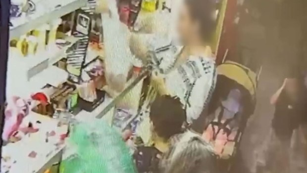 Παλαιό Φάληρο: Στα χέρια των Αρχών η γυναίκα με το καροτσάκι