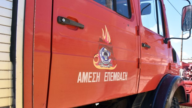 Αγία Παρασκευή: Στις φλόγες τυλίχθηκε αυτοκίνητο εν κινήσει (βίντεο)
