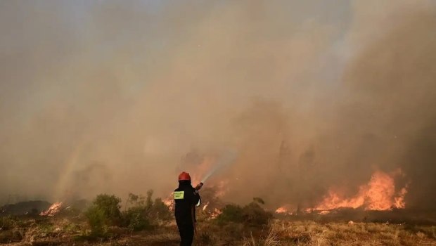 Μεγάλη φωτιά στην Ηλεία - Μήνυμα 112 στους κατοίκους