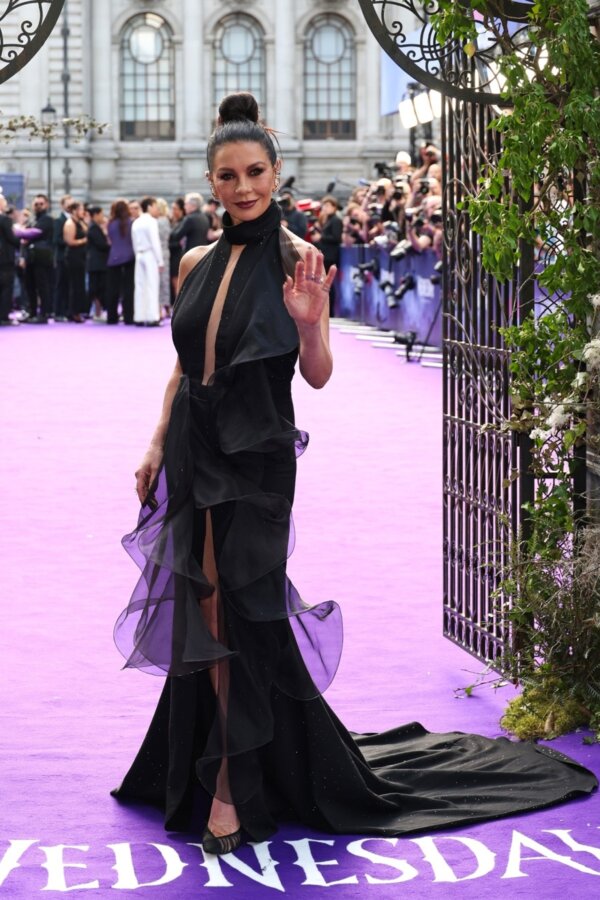 Catherine Zeta Jones - Jenna Ortega: Τράβηξαν όλα τα βλέμματα πάνω τους στην παγκόσμια πρεμιέρα της δεύτερης σεζόν της σειράς «Wednesday»