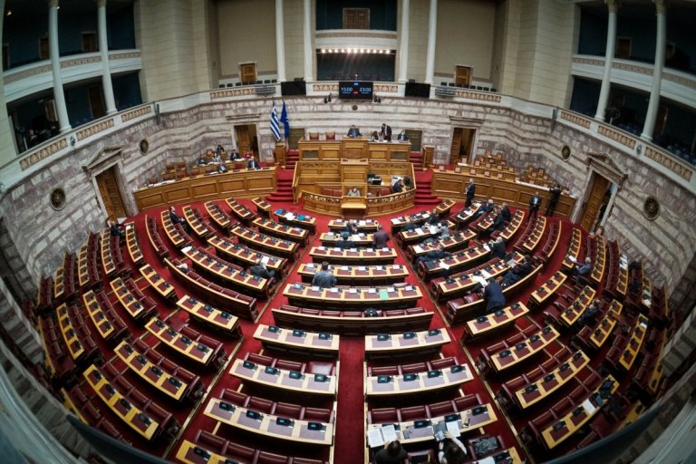 «Όπου υπάρχει καπνός, υπάρχει και φωτιά…» – Τι κρύβει η διαρκής στήριξη των πρώην Σπαρτιατών στην κυβέρνηση