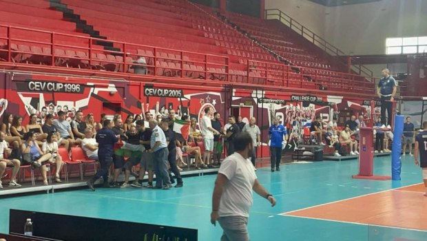 Βόλεϊ: Προσαγωγές φιλάθλων που κρατούσαν Παλαιστινιακές σημαίες στο Ελλάδα - Ισραήλ