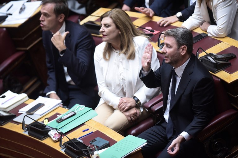 Κυβέρνηση βαθιά διχασμένη και σε αποδρομή, βλέπουν στο ΠΑΣΟΚ - Ικανοποίηση για τη στάση Ανδρουλάκη
