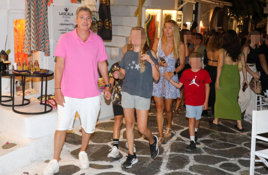 Μαριέττα Χρουσαλά – Λέων Πατίτσας: Στα σοκάκια της Μυκόνου με τα τρία τους παιδιά