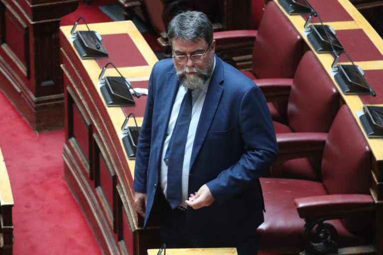 Φωτογραφία στην οποία απεικονίζεται ο βουλευτής της ΝΔ, Βασίλης Οικονόμου, να έχει πάρει τον λόγο στη Βουλή