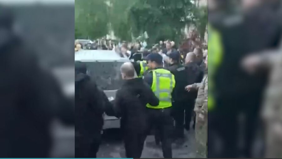 Εκατό άτομα περικύκλωσαν όχημα στρατολόγησης που έκανε περιπολία σε κατοικημένη περιοχή της δυτικής ουκρανικής πόλης Καμιάνετς-Ποντίλσκι.
