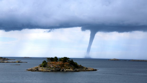 Ιταλία: Ανεμοστρόβιλος, υδροστρόβιλος και χαλάζι με διαφορά 2 ημερών [βίντεο]