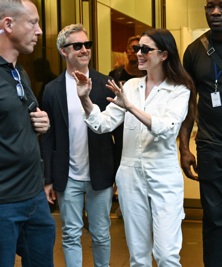Anne Hathaway: Μας δείχνει έναν εναλλακτικό τρόπο να φορέσουμε το jumpsuit