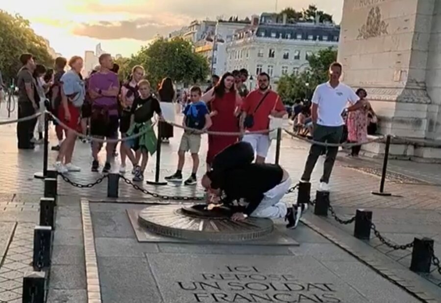 Άναψε τσιγάρο με τη φλόγα από το μνημείο του «Άγνωστου Στρατιώτη» στην Αψίδα του Θριάμβου στο Παρίσι (video)