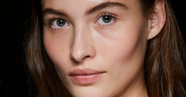 Το τρικ των makeup artists που μπορείτε να εφαρμόζετε όταν η επιδερμίδα σας δείχνει κουρασμένη και θαμπή