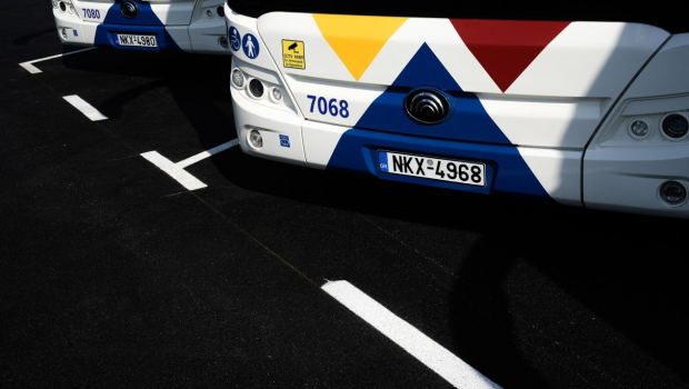 Θεσσαλονίκη: Νεαροί επιτέθηκαν με «νερόβομβες» σε αστικό λεωφορείο (βίντεο)