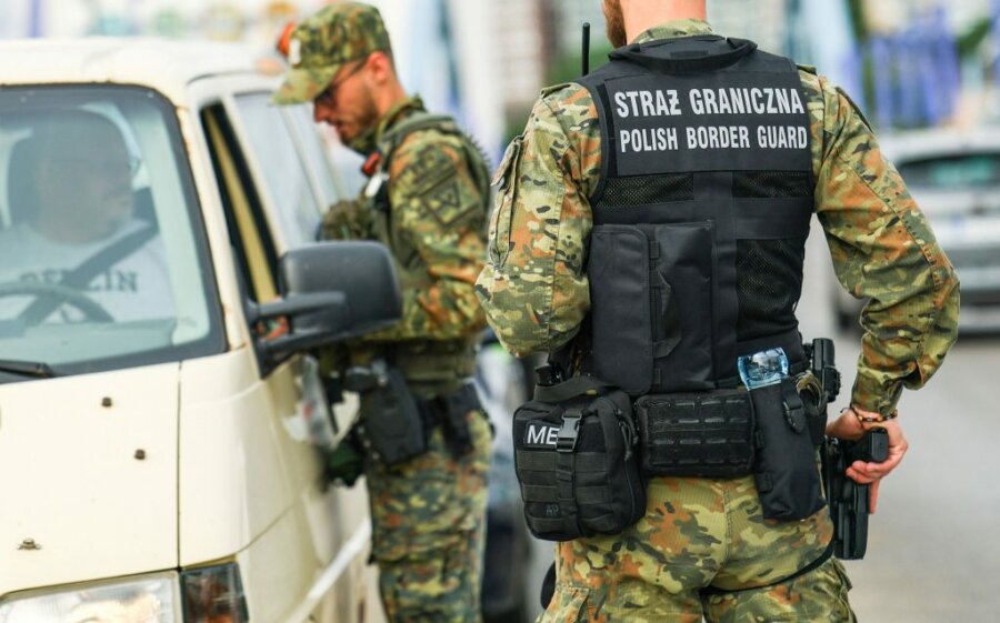 Νέες απελάσεις μεταναστών προαναγγέλλει η Γερμανία – Εντείνονται οι διασυνοριακοί έλεγχοι