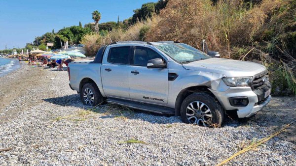 Μεσσηνία: Αυτοκίνητο έπεσε από γκρεμό 9 μέτρων στην παραλία της Σάντοβας - Σώος ο οδηγός