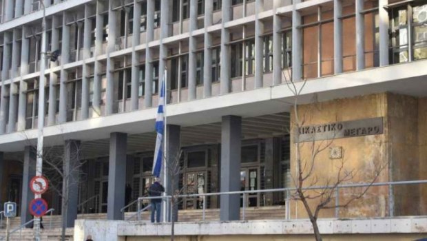 Θεσσαλονίκη: Κακουργηματική δίωξη στον 37χρονο και στη σύντροφό του για τον βιασμό της 10χρονης κόρης της