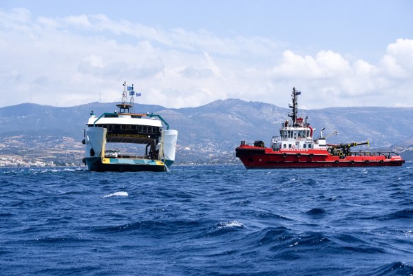 Νέα Στύρα: Ακινητοποιημένο παραμένει το φέρι μποτ που προσάραξε σε ξέρα - Μηνύσεις θα καταθέσουν επιβάτες