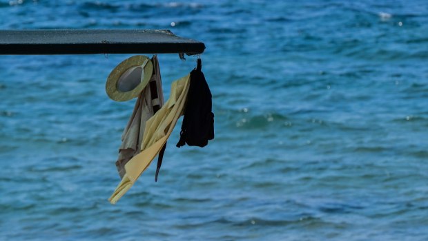 Στη «μαύρη λίστα» πασίγνωστες παραλίες της Αττικής - Σε ποιες απαγορεύτηκε το κολύμπι