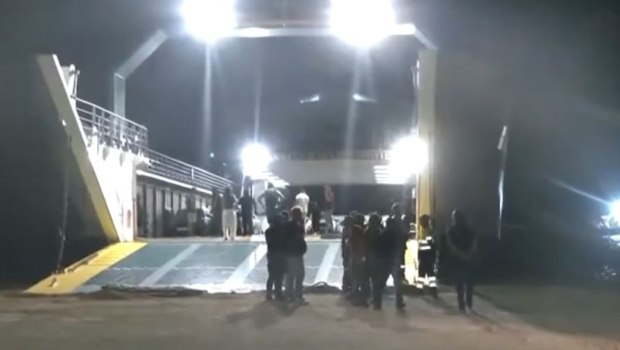 Νέα Στύρα: Το φέρι μποτ έφτασε στο λιμάνι [Βίντεο]