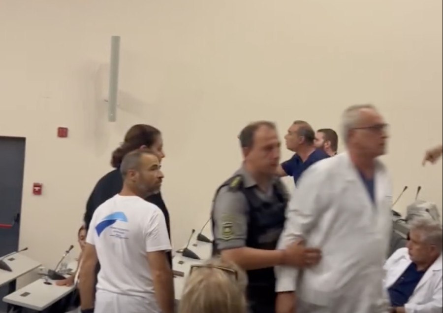 Γεωργιάδης: «Απασφάλισε» κατά υγειονομικών που διαμαρτύρονταν στη Ρόδο - Τους έβγαζαν έξω σεκιουριτάδες