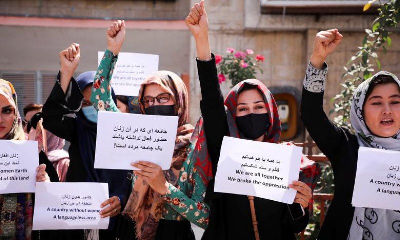 Ψηφιακή αντίσταση: Αφγανός πρόσφυγας από την Αθήνα που διδάσκει στα κορίτσια του Αφγανιστάν προγραμματισμό