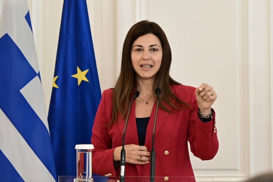 Σ. Ζαχαράκη: Εξοπλίζουμε με 10.000 απινιδωτές τα σχολεία – Δεν θα περικοπεί ώρα από τα Αρχαία