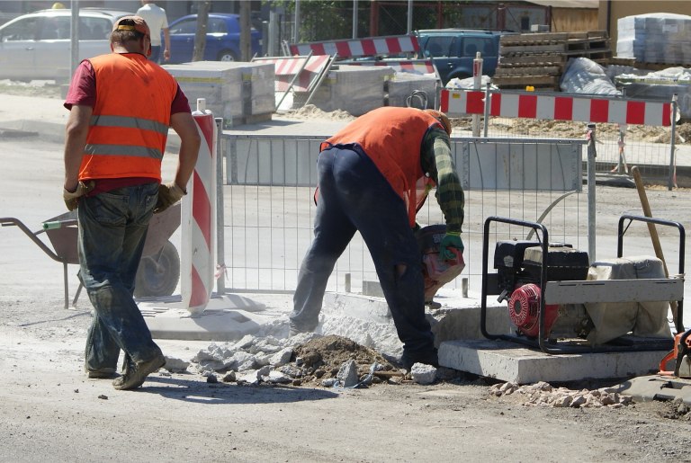 εικόνα που δείχνει εργαζόμενους σε οδικά έργα