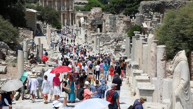 Η Ευρώπη απαιτεί σεβασμό: Πρόστιμα για τους τουρίστες με κακή συμπεριφορά