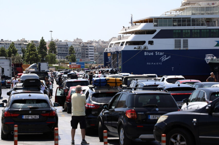 Συνεχίζεται η έξοδος των αδειούχων του Αυγούστου - Γεμάτα αναχωρούν τα πλοία από τα λιμάνια
