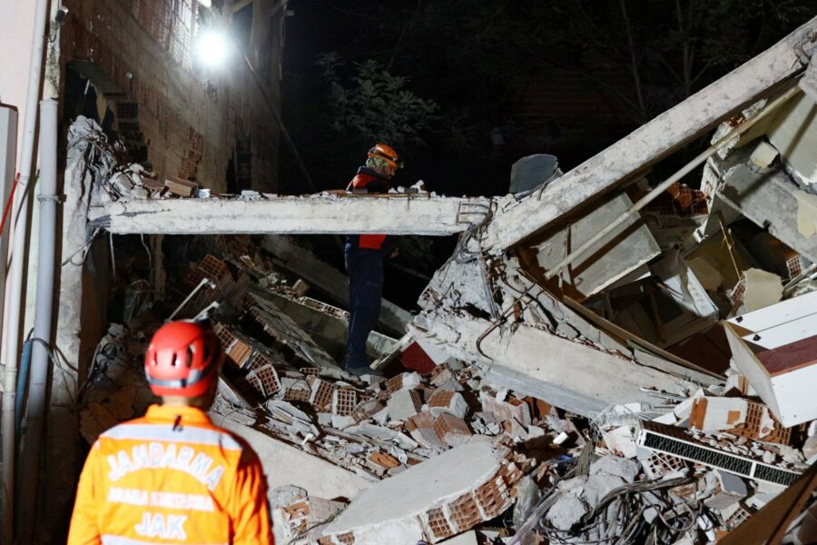 Σεισμός στην Τουρκία: Ένας νεκρός και 29 τραυματίες - Βίντεο από τη στιγμή που χτυπούν τα 6,1 Ρίχτερ