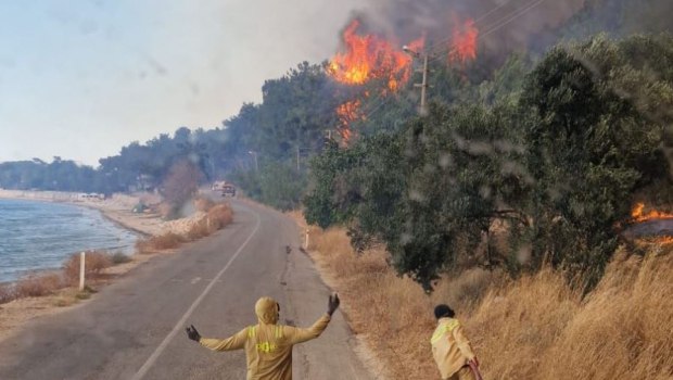 Τουρκία: Το Τσανάκαλε στις φλόγες, εκατοντάδες εκκένωσαν για να σωθούν [βίντεο]