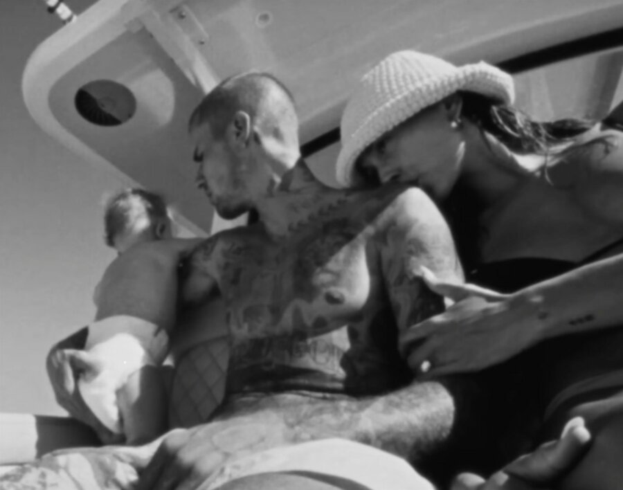 Hailey Bieber: Με τον 11 μηνών γιος της πρωταγωνιστούν στο νέο video του Justin Bieber “Yukon”
