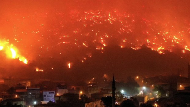 Τουρκία: Χιλιάδες κάτοικοι απομακρύνονται εσπευσμένα εξαιτίας της πυρκαγιάς στην Τσανάκαλε