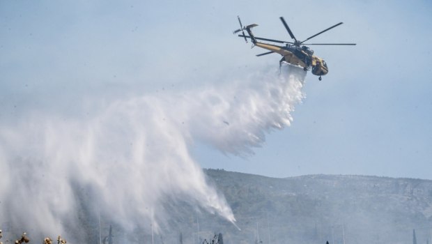 Φωτιά στη Μεγάλη Βόλβη Θεσσαλονίκης - Στη μάχη αεροσκάφη και ελικόπτερο