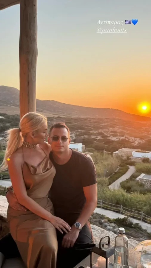 Κατερίνα Καινούργιου – Παναγιώτης Κουτσουμπής: Ποζάρουν αγκαλιασμένοι με φόντο το ηλιοβασίλεμα στην Αντίπαρο