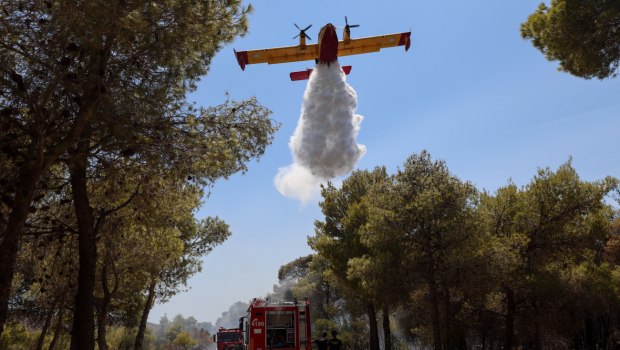 Η φωτιά στην Κερατέα «έπνιξε» Σύρο και Κρήτη