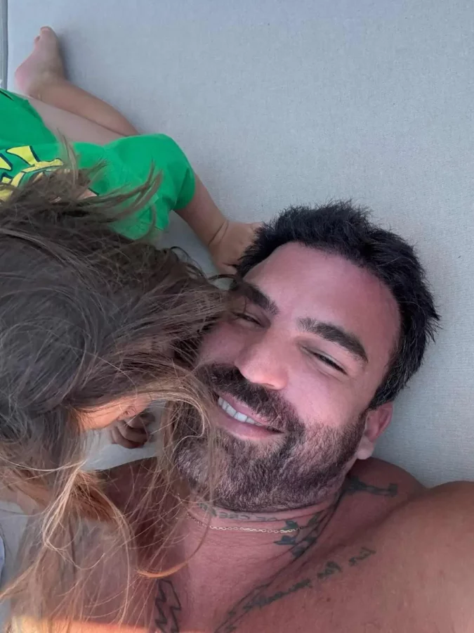 Δημήτρης Αλεξάνδρου: «Ο λόγος που χαμογελάω κάθε μέρα» - Φωτογραφίες από τις διακοπές του με τον γιο του, Πάρη