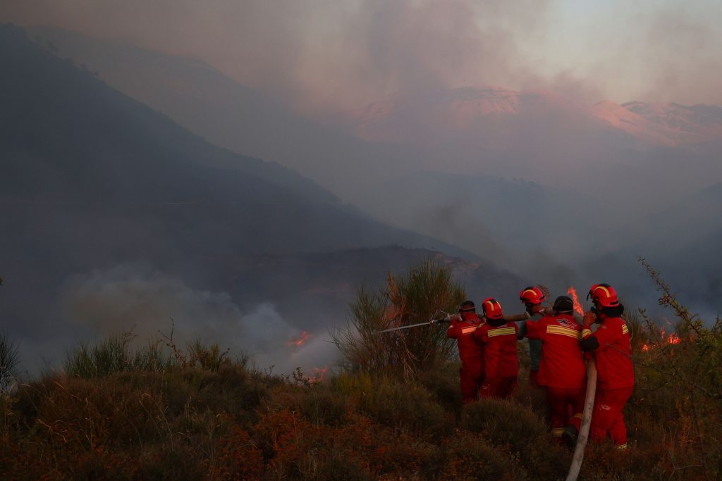 Καταστροφικές πυρκαγιές στην Αλβανία: Νεκρός ηλικιωμένος, εκκενώνονται χωριά – Στην Κέρκυρα φαίνονται οι φλόγες