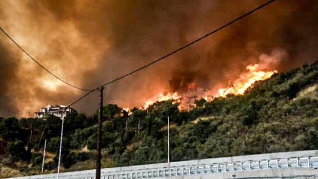 Πύρινα μέτωπα: Οι μονάδες υγείας του ΕΚΑΒ που επιχειρούν στο πεδίο