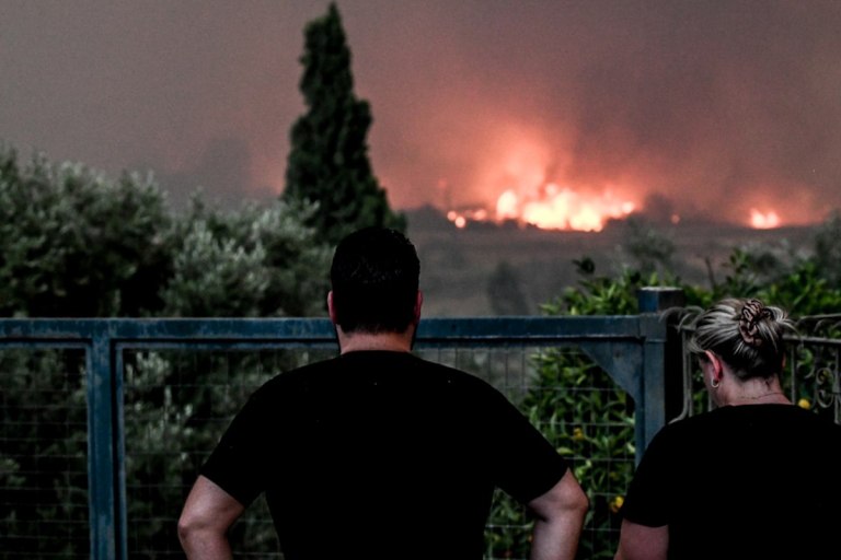 Στο ίδιο έργο θεατές: Στα τσιμέντα των πολυκατοικιών της Πάτρας θα σβήσει η φωτιά