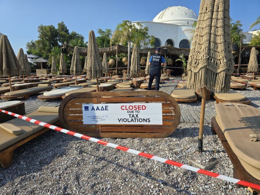 ΑΑΔΕ: Λουκέτο και πρόστιμο 10.500 ευρώ σε beach restaurant για φοροδιαφυγή