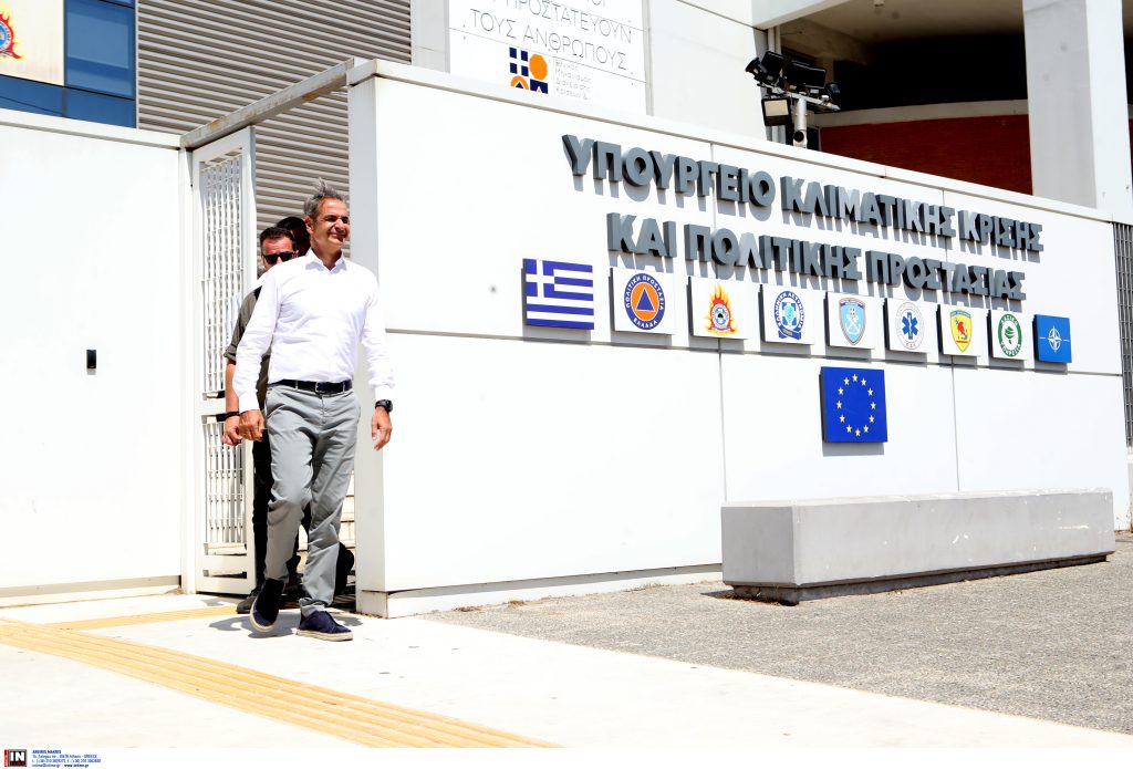 Στο Συντονιστικό Κέντρο για τη Διαχείριση Κρίσεων ο Κυρ. Μητσοτάκης – Προήδρευσε σε σύσκεψη για τις πυρκαγιές