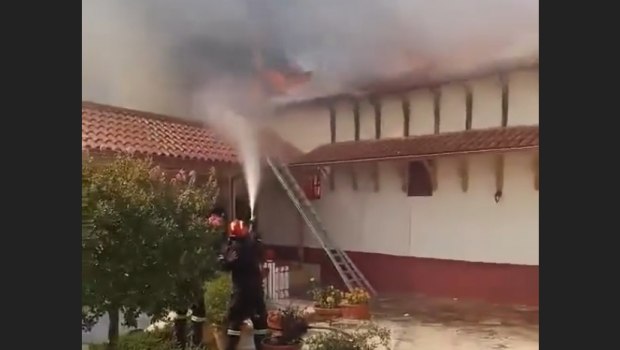 Πάτρα: Στις φλόγες τυλίχθηκε η Ιερά Μονή Αγίου Νικολάου στον Μπάλα