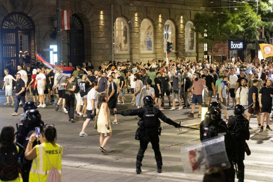 Σερβία: Νέες διαδηλώσεις κατά της κυβέρνησης – Ένταση και συγκρούσεις