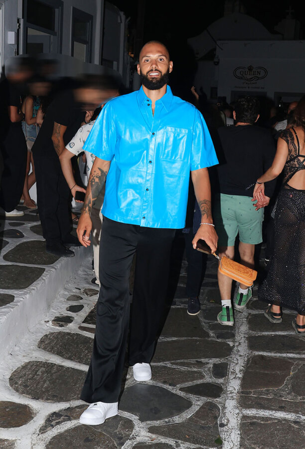 Evan Fournier: Τα νυχτοπερπατήματα του σταρ του Ολυμπιακού στα σοκάκια της Μυκόνου