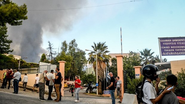 Φωτιά στην Πάτρα: Σε εξέλιξη η επιστροφή των ασθενών στο Καραμανδάνειο μετά την εκκένωσή του