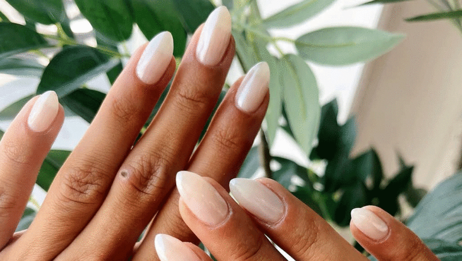 Milky Nails: Η διαχρονική τάση που αναδεικνύει το μαύρισμα
