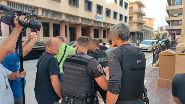 «Κάψατε την Πάτρα, ντροπή σας» - Προπηλάκισαν τους δύο κατηγορούμενους για εμπρησμό - Πήραν προθεσμία να απολογηθούν