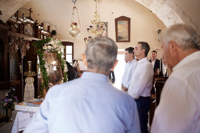 Εικόνα που δείχνει τον Κυριάκο Μητσοτάκη μέσα στην Ιερά Μονή Τιμίου Προδρόμου στα Χανιά
