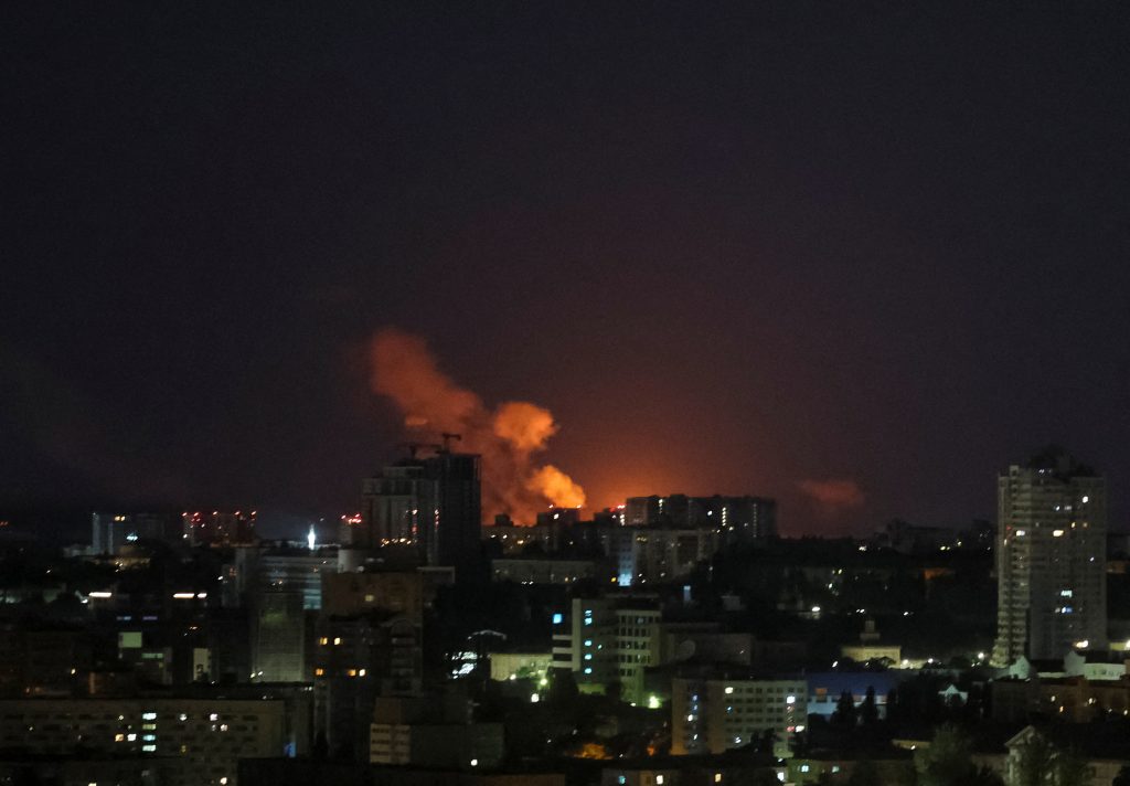 Ρωσία και Ουκρανία συνεχίζουν τις αιματηρές επιθέσεις λίγο πριν τη σύνοδο της Αλάσκας