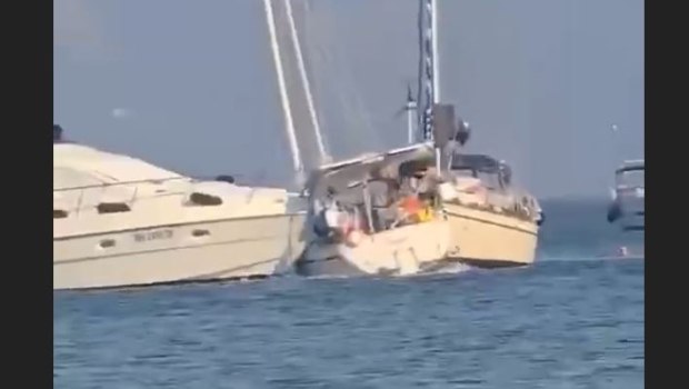 Σκάφος συγκρούεται με δύο ιστιοφόρα στην Ερείκουσα - Βίντεο ντοκουμέντο